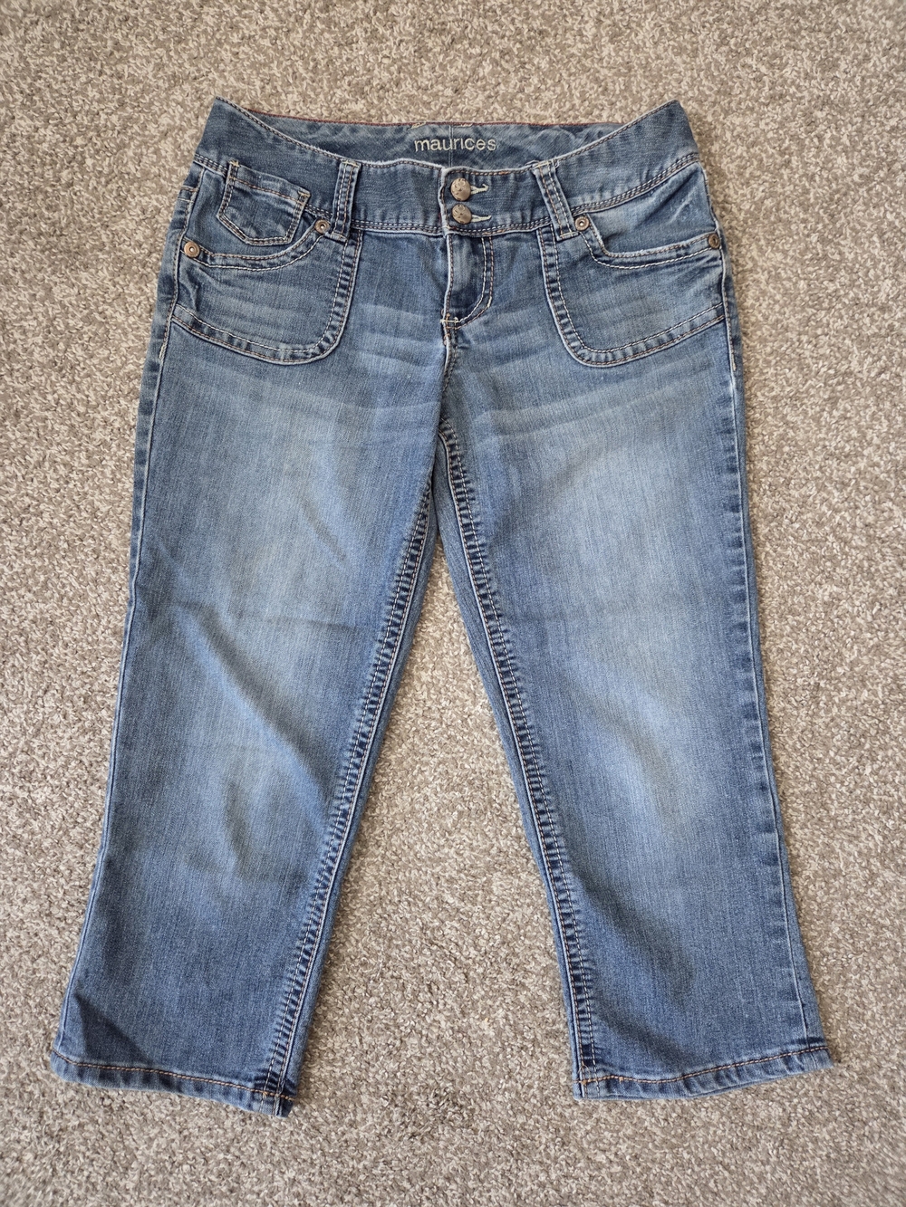 Maurices blue denim capri jeans with embroidered pockets, size 5/6 Womens